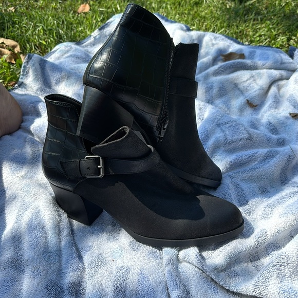 NWT Baretraps Lexi’s Black Croc Heels Strap Buckle Ankle Boots 8M Cut Out Sides - Picture 13 of 16